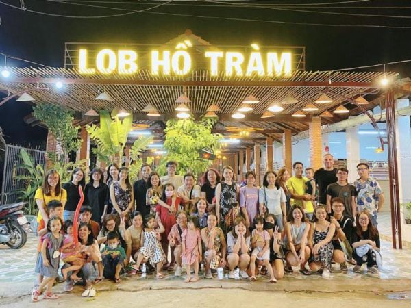 Food lovers will enjoy rich culinary experiences at Ho Tram Beach. Fresh seafood restaurants